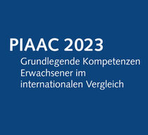 Weißer Schriftzug "PIAAC 2023 Grundlegende Kompetenzen Erwachsener im internationalen Vergleich" auf dunkelblauem Grund