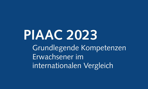 Weißer Schriftzug "PIAAC 2023 Grundlegende Kompetenzen Erwachsener im internationalen Vergleich" auf dunkelblauem Grund