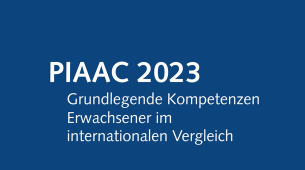 Weißer Schriftzug "PIAAC 2023 Grundlegende Kompetenzen Erwachsener im internationalen Vergleich" auf dunkelblauem Grund