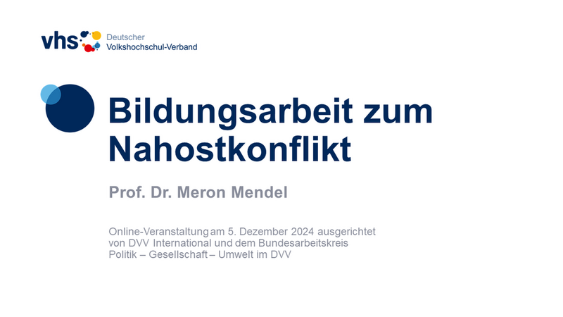 Prof. Meron Mendel hält einen Impulsvortrag über die Bildungsarbeit zum Nahostkonflikt