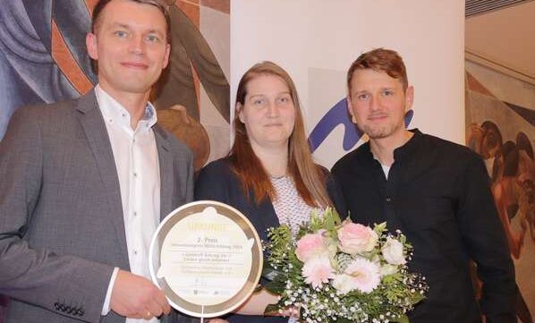 Den Preis für den 2. Platz überreichte Dresdens Oberbürgermeister Dirk Hilbert an Gino Schneider (Vorstand) sowie den Mitarbeitenden Georg Mühlberg (Leitung Lerntreff „Behring24“) und Stefanie Elies (VHS Dresden).