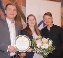 Den Preis für den 2. Platz überreichte Dresdens Oberbürgermeister Dirk Hilbert an Gino Schneider (Vorstand) sowie den Mitarbeitenden Georg Mühlberg (Leitung Lerntreff „Behring24“) und Stefanie Elies (VHS Dresden).