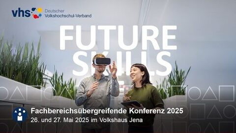 Ein junger Mann trägt eine Virtual-Reality-Brille und greift mit seinen Händen fasziniert in die Luft vor sich. Neben ihm steht eine junge Frau, auch sie lächelt, während sie ihn beobachtet. Über den beiden steht in weiß der Schriftzug "Future Skills"