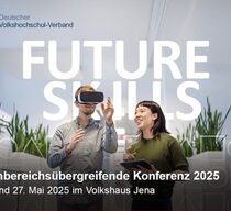 Ein junger Mann trägt eine Virtual-Reality-Brille und greift mit seinen Händen fasziniert in die Luft vor sich. Neben ihm steht eine junge Frau, auch sie lächelt, während sie ihn beobachtet. Über den beiden steht in weiß der Schriftzug "Future Skills"