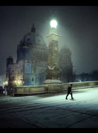 Mann, der im dunkeln geht. Im Hintergrund eine Kirche.